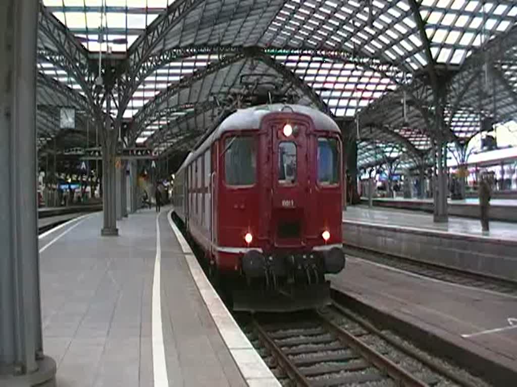 Die RE 4/4 10019 verlsst mit einem Sdz den klner hbf aus Gl.5. Am zugschluss hngen vier ehemalige Brgerbahn Wagen leer zur ber fhrung