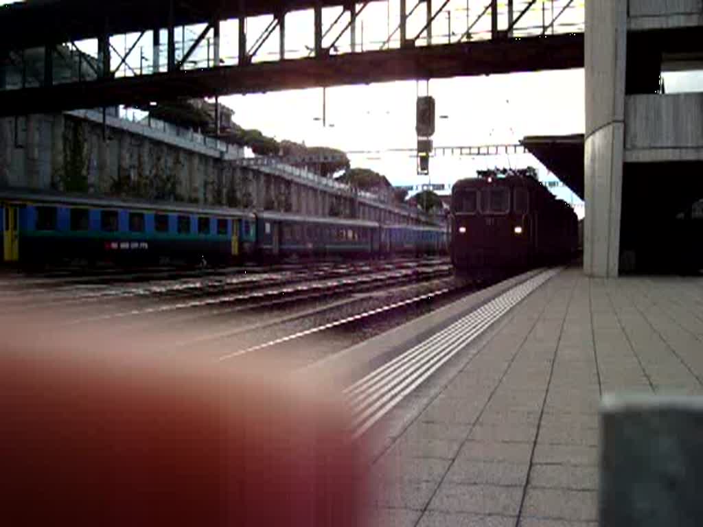 Die Re 4/4 181 und 174 fahren mit einem Bulkhaul-Containerzug aus dem Bahnhof Spiez am 28.07.2007. Fr meinen Finger der am Anfang im Wege ist mchte ich mich jetzt schon entschuldigen.