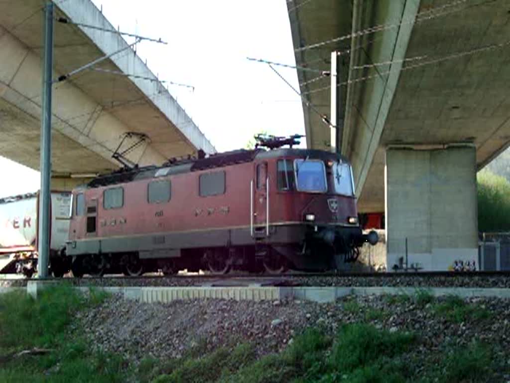 Die Re 4/4 II 11274 fhrt am 26.04.2008 beim Vorsignal von Sissach an. Infolge einer Baustelle war der Bahnhof Sissach nur Einspurig befahrbar.