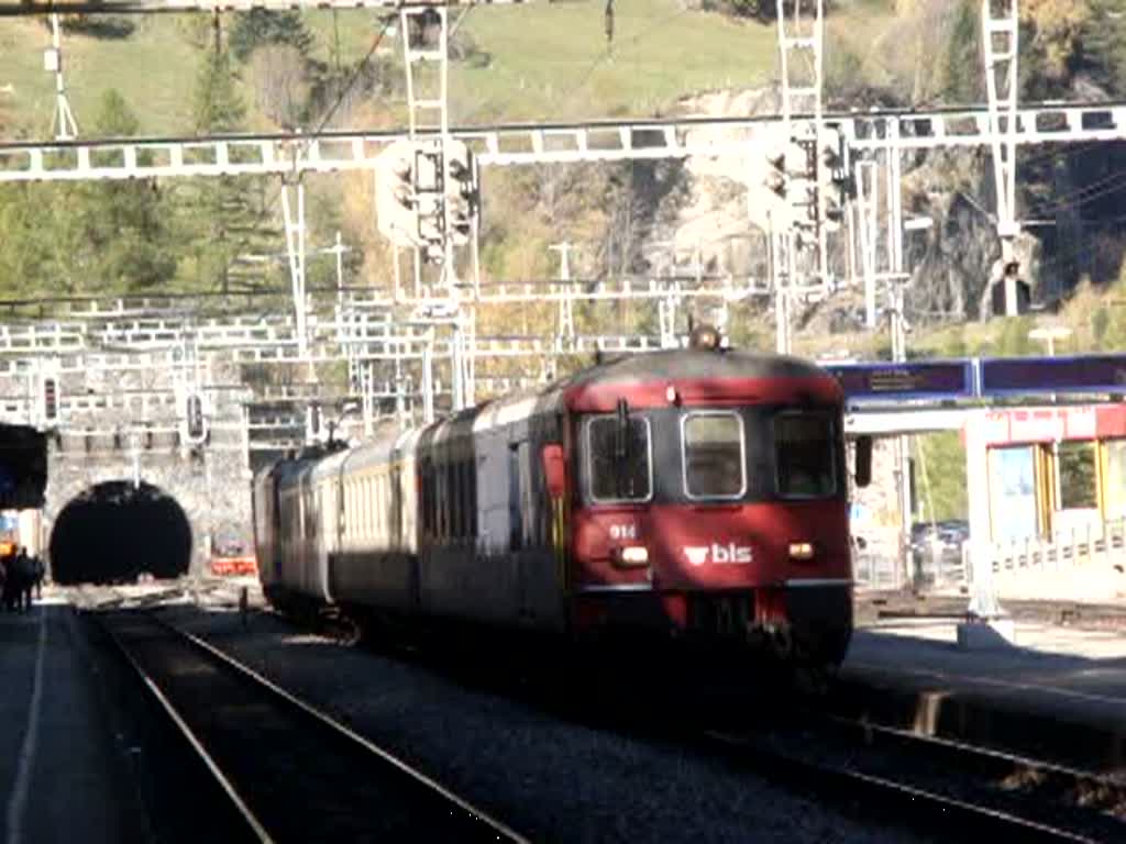 Die Re 4/4 II 506 stsst einen Regio nach Brig aus Goppenstein am 16.10.2007.Danach fhrt die Re 4/4 178 mit einem Autozug in den Ltschbergtunnel.