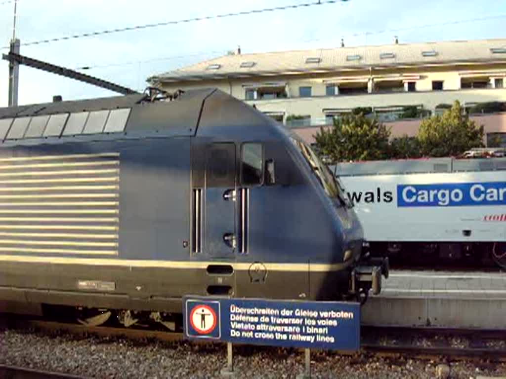 Die Re 465 009 und -018 fahren am 28.07.2007 mit einem Gterzug aus Spiez.