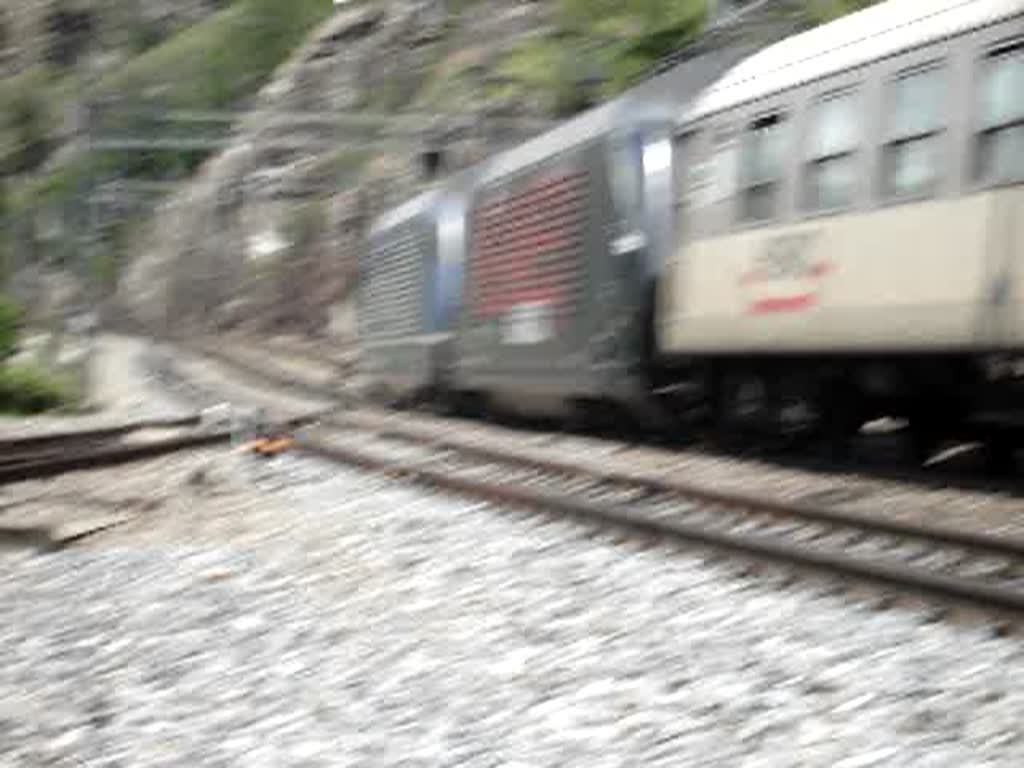 Die Re 465 011 und -003 ziehen einen Hupac-Zug aus dem Bahnhof von Lalden am 16.6.2007