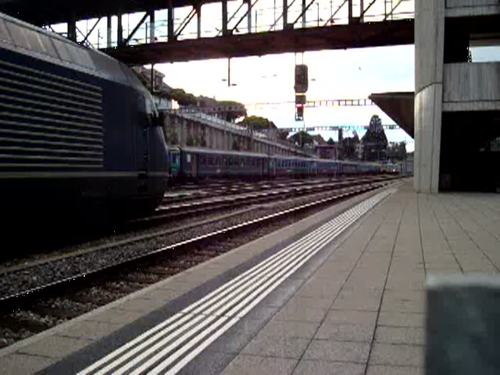 Die Re 465 013 und 003 fahren am 28.07.2007 mit einem Ambrogio-Zug in Spiez ein.