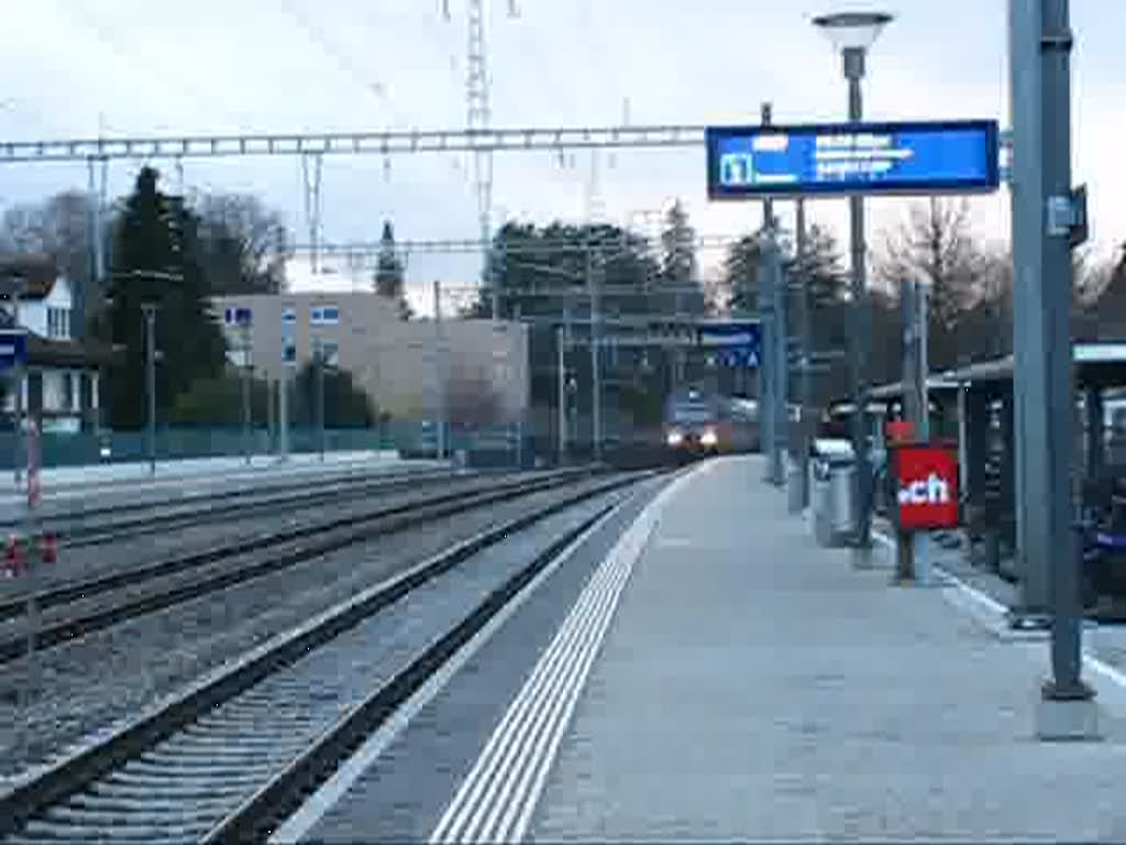 Die Re 465 017 fhrt am 24.02.2009 mit einem Hupac-Zug durch Sissach.