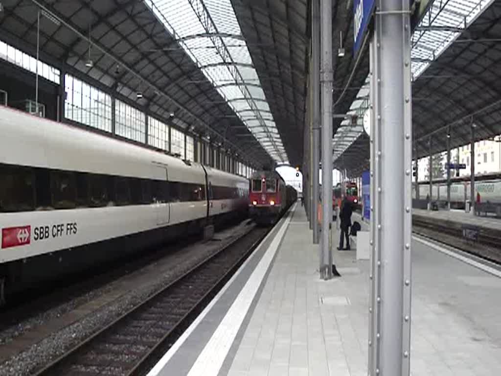 Die Re 6/6 11616  Illnau-Effretikon  durchfhrt am 09.04.10 mit schnellem Tempo und grossem Luftzug den Bahnhof Olten.
