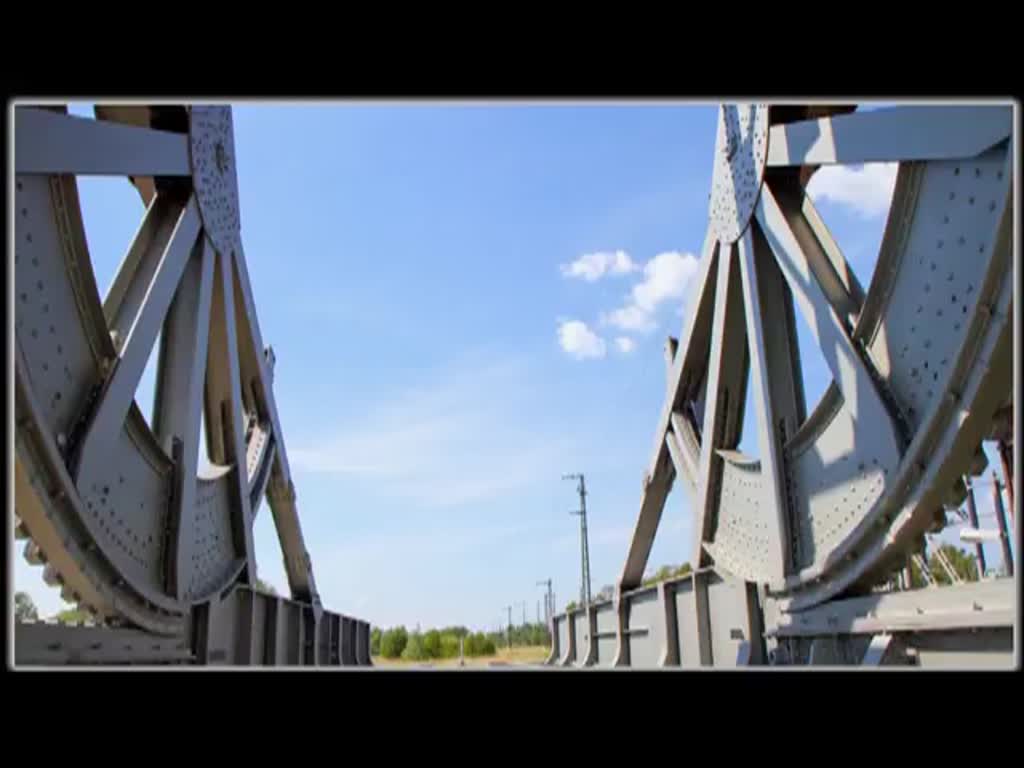 Die restaurierte (ehemalige) Eisenbahn-Rollklappbrücke in Anklam wurde als technisches Denkmal über die Peene aufgestellt. Während dieser Aufnahmen fuhren mehrere Züge über die neue Klappbrücke. - 21.05.2014
