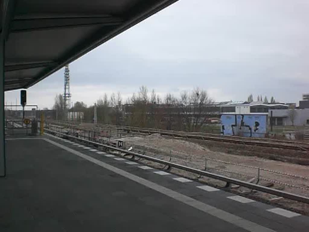 Die S-Bahnlinie 46 nach Knigs Wusterhausen fhrt aus dem Bahnhof Adlershof.(6.4.2010)