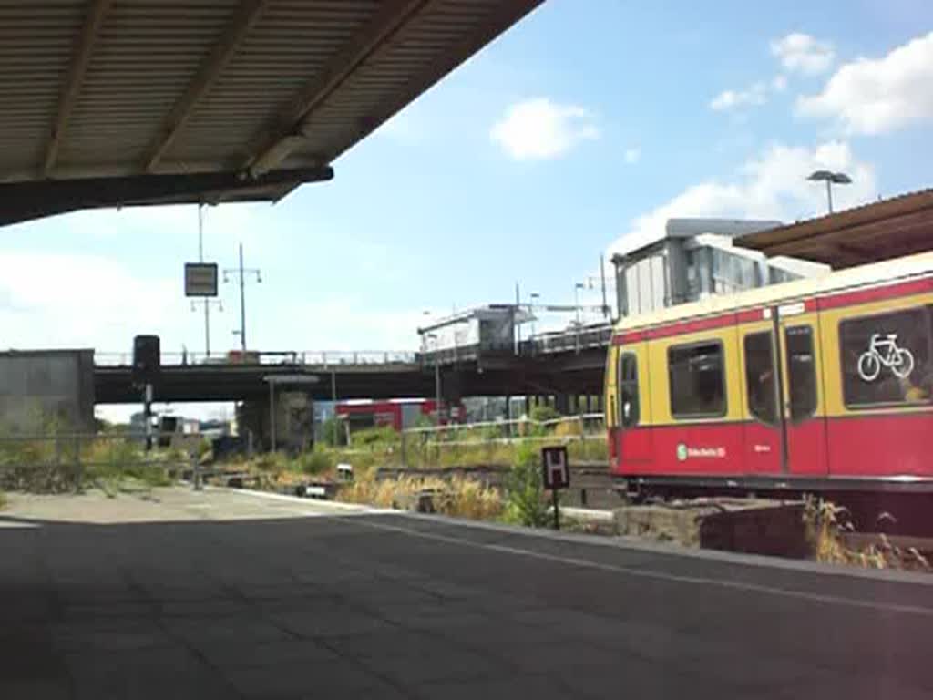 Die S-Bahnlinie 7 nach Ahrensfelde im Bahnhof Warschauer Strae.(25.7.2010)