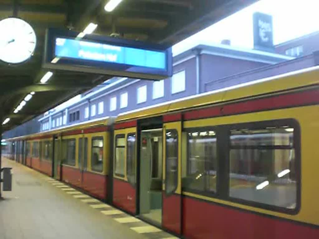 Die S-Bahnlinie 7 nach Potsdam Hauptbahnhof im Bahnhof Wannsee.(2.4.2010)