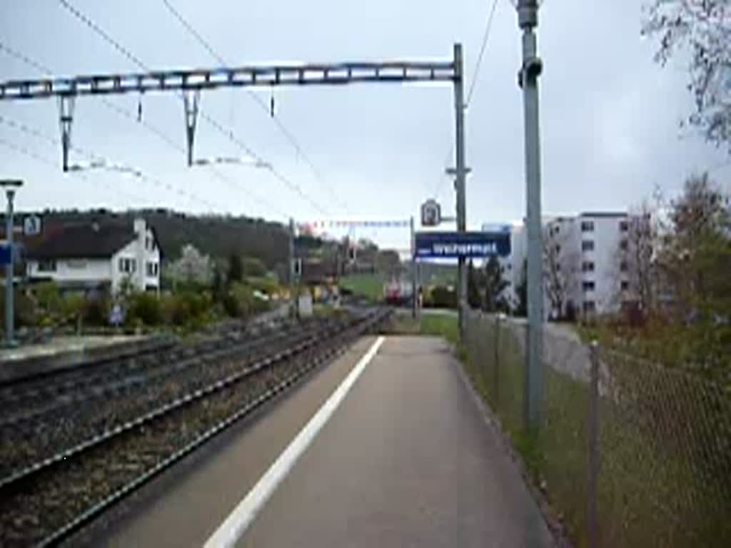 Die S15 richtung Rapperswil SG, trifft im S-Bahnhof Urdorf Weihermatt ein.
Am 20.04.08