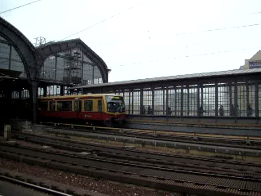 Die S7 im Bahnhof Berlin Friedrichstrae. Dieser Zug fhrt weiter nach Berlin Ostbahnhof, Berlin Lichtenberg und Ahrensfelde. Aufgenommen am 31.10.2007