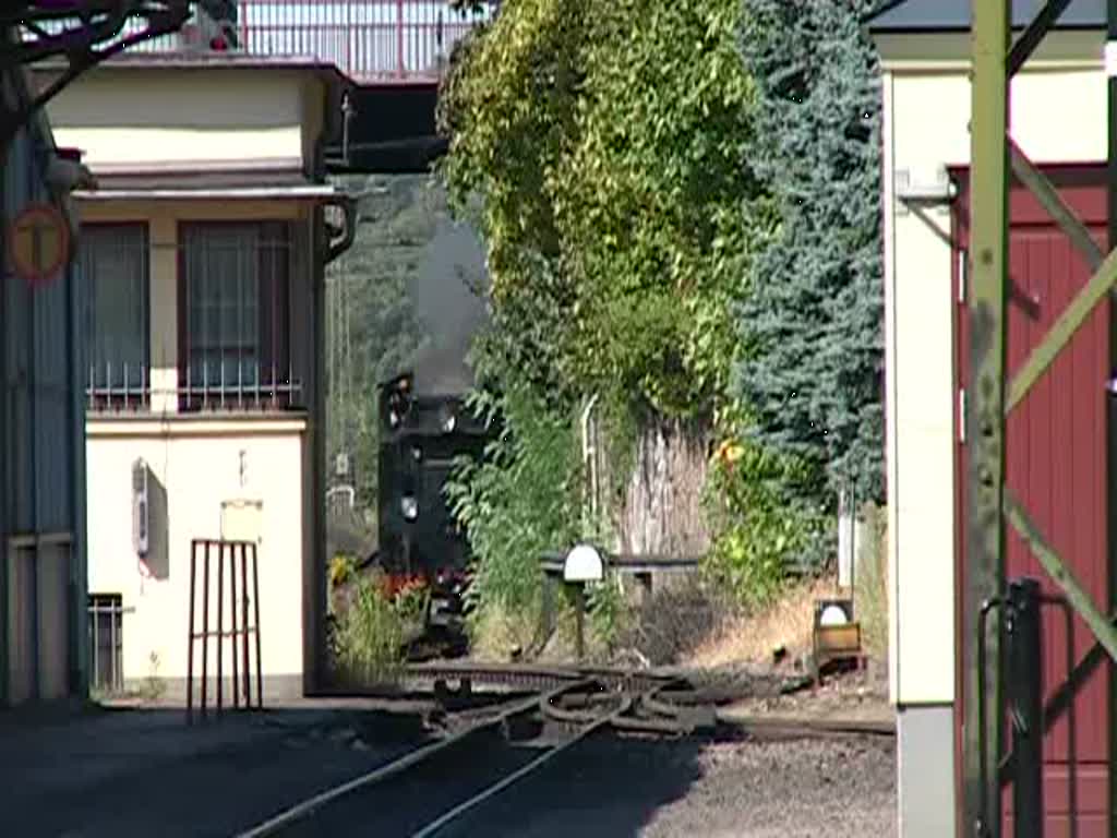 Die Schmalspur-Dampflok BR 99 1747-7 fhrt mit Personenwaggons und einem Gepckwaggon im Bahnhof Radebeul-Ost ein. Aufgezeichnet am 19. September 2009 (1:04 Minuten - in 16:9 anamorph).