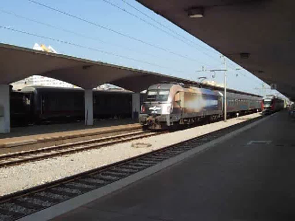 Die Sonderlok 541 101-6  Swarovski  der Slowenischen Eisenbahnen verlie am 20.8.2009 den Bahnhof der Hauptstadt Ljubljana mit einem aus drei Waggons bestehenden Personenzug nach Villach.