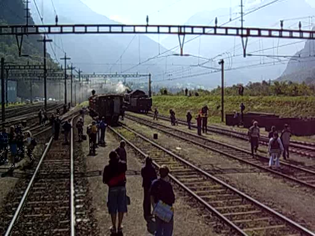 Die Spanisch Brtli Bahn schiebt auf das Festgelnde zurck. Erstfeld, 08.09.2007