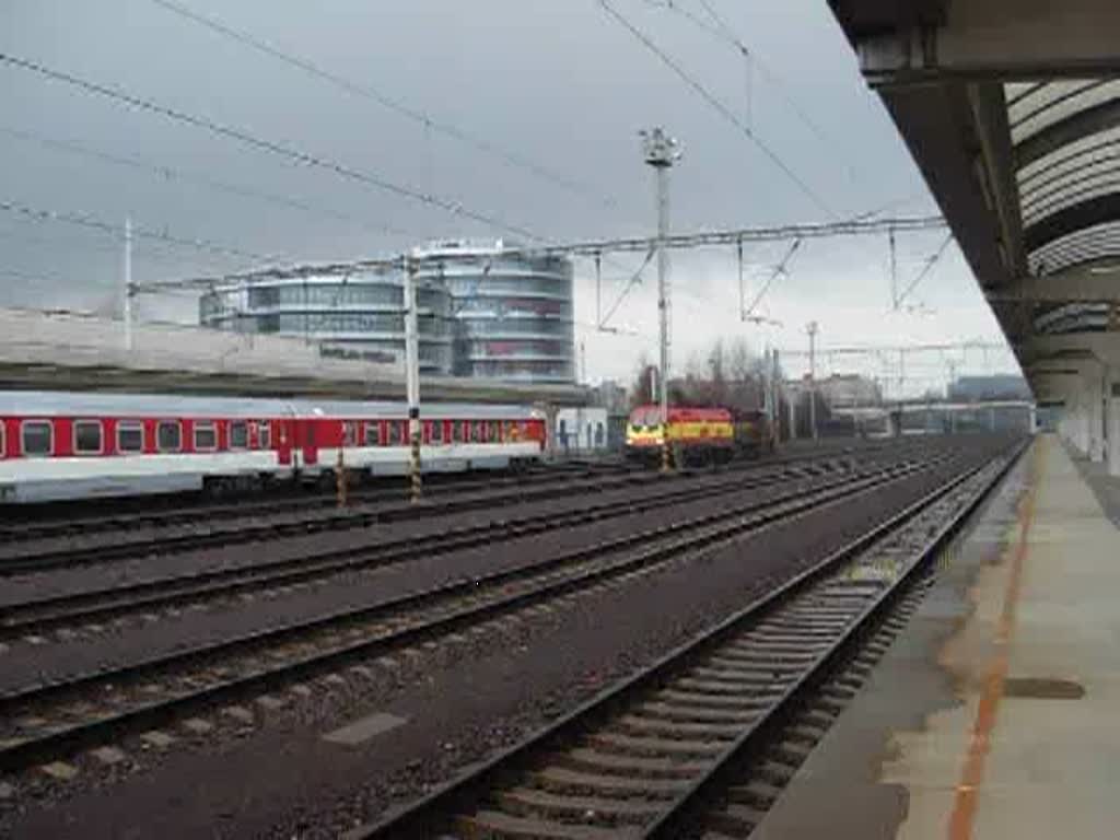 Die spanische EM-Lok wird von einer slowakischen Diesellok der Baureihe 742 durch den Bahnhof Bratislava-Petrzalka geschoben. Dahinter ist der IC 403  Saris  zu sehen, den sie wenige Minuten zuvor von Wien West hierher gebracht hat (29.3.2009).