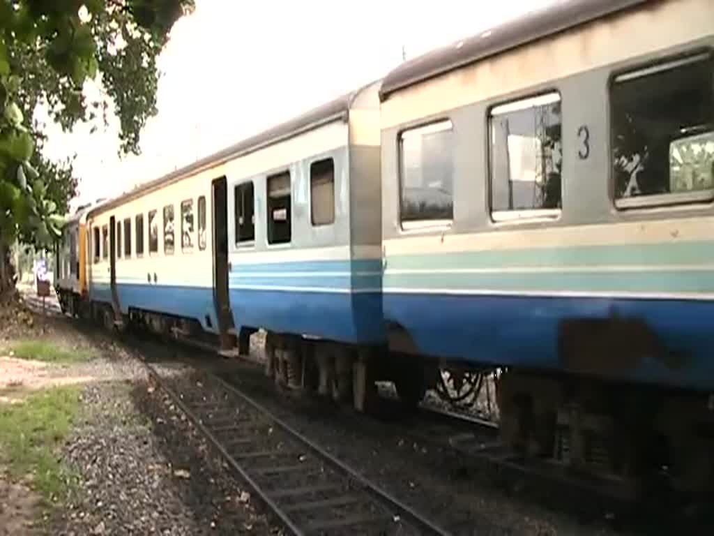 Die Triebwagen RHN 1046 mit Steuerwagen 26 und RHN 1017 mit Steuerwagen 28 werden am 13. Juni 2011 im Depot Nakhon Ratchasima umgestellt.