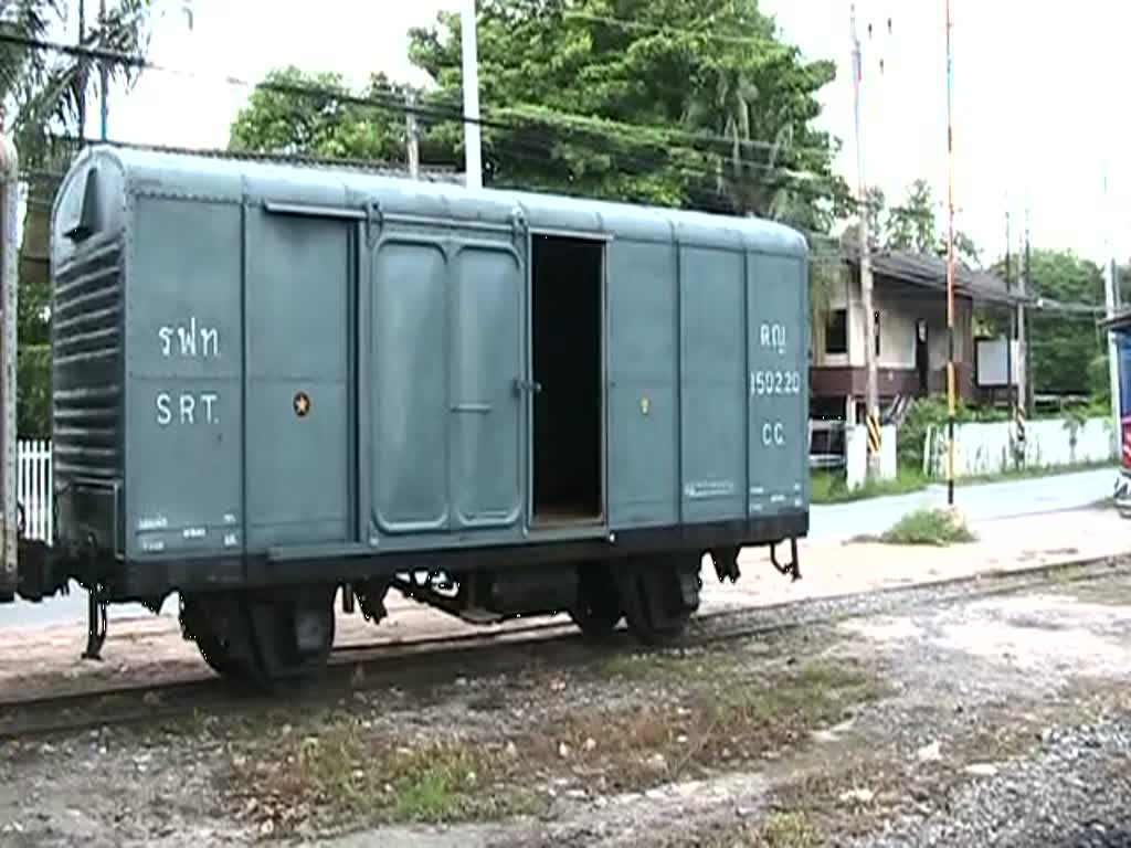 Die Triebwagen RHN 1046 mit Steuerwagen 26 und RHN 1017 mit Steuerwagen 28 verlassen am 13. Juni 2011 das Depot Nakhon Ratchasima, um den ORD 432 nach Kaeng Khoi Junction abzulsen.