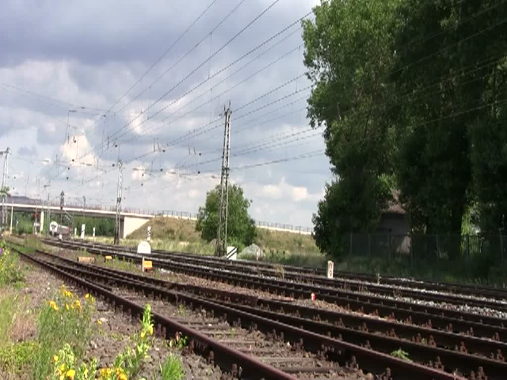 Die umgebaute Metropolitan-Garnitur, geschoben von einer BR101 auf Hhe des alten BW Bamberg. (16.06.2011)