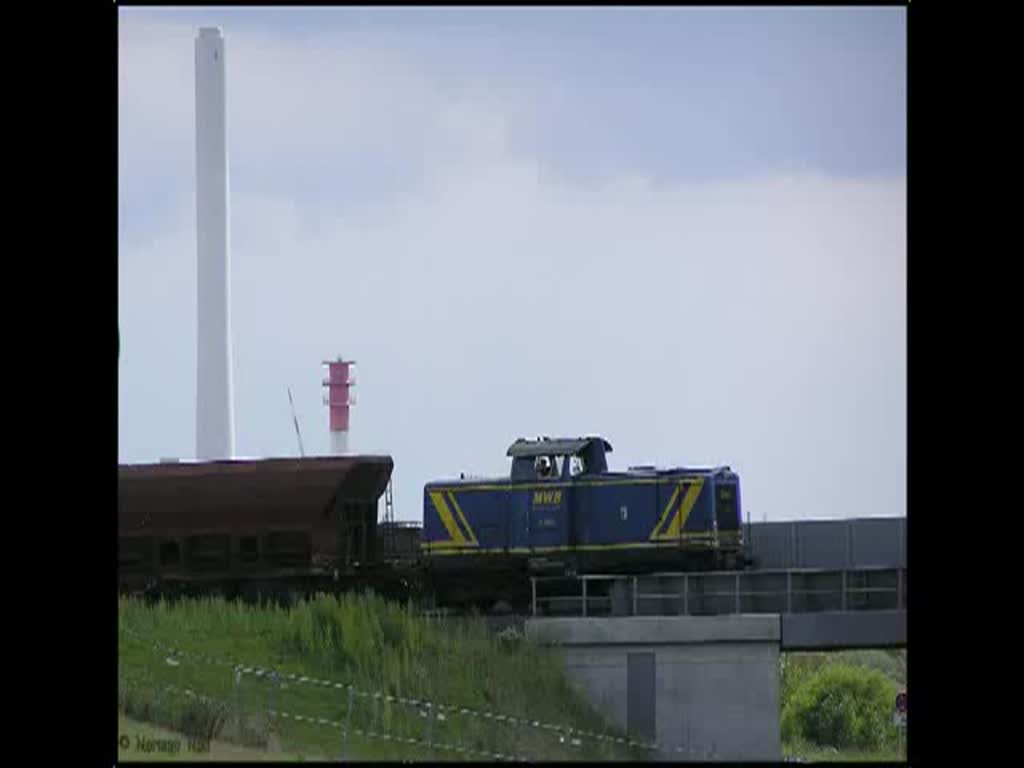 Die V 1353 der MWB verlsst nachdem Sie Ihre Schotterwagen am Jade-Weser-Port abgestellt hat Solo die Hafenbaustelle.Leider war es sehr Windig wie man hren kann ;-)  Wilhelmshaven 19/08/2010