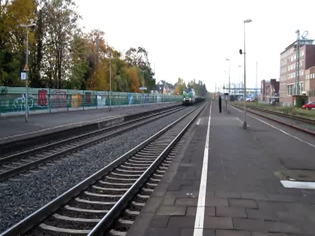 Die V220(Reuschling) der Brohltalbahn durchfhrt den Bahnhof
Knigswinter am Rhein am 30.10.09.