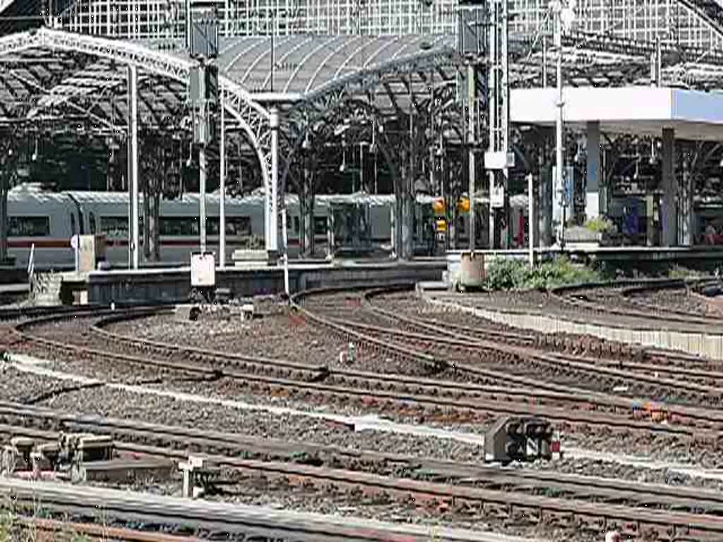 Die zusammengekoppelten ICE  Recklinghausen  und  Schaffhausen  verlassen den HBF Kln. Die Spiegelung in den Scheiben des ICE erweckt den Eindruck, dass sich das auf dem Platz vor der Hohenzollenbrcke befindliche Reiterdenkmal pltzlich in Bewegung setzt. Aufgenommen am 08/09/2008. 