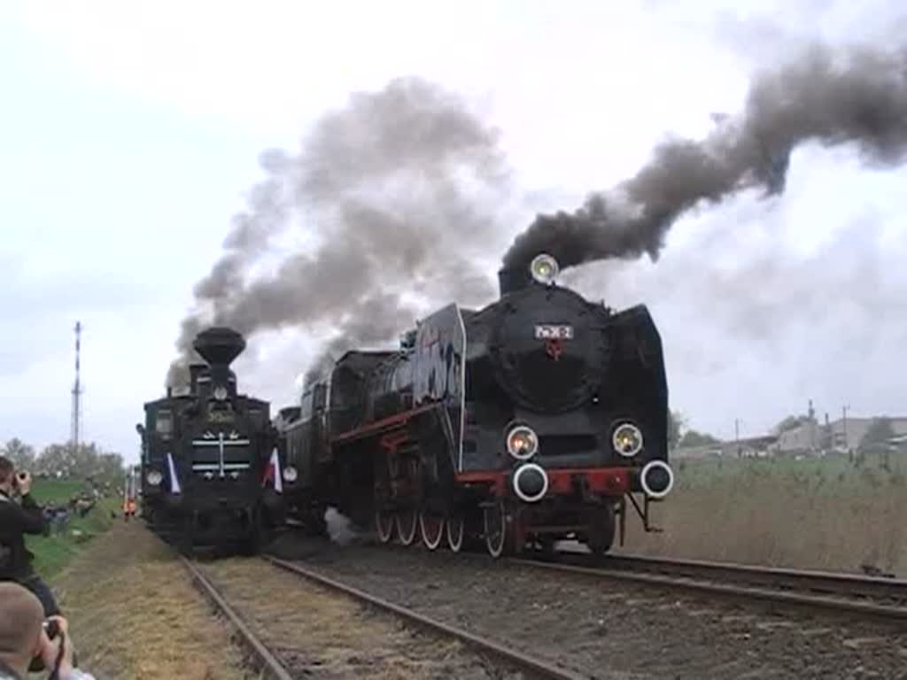 Die in zwei Reihen zusammengekoppelten Dampfloks fahren auf der Dampflokparade rckwrts auf den Bahnhof Wolsztyn zu. 1.5.2010