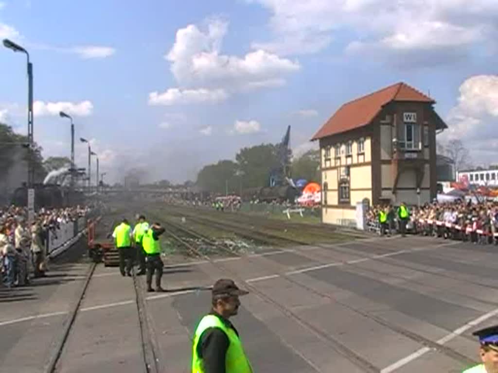 Die Zweiergarnitur aus SA108-Zgen kommt nach einem kurzen Ausflug wieder in Wolsztyn an. Bahnpolizisten sichern den bergang. 3.5.2008