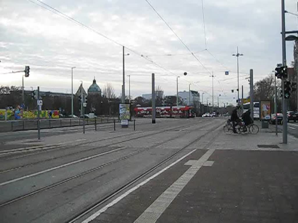 Dies ist mein erstes Video das ich bei Bahnvideos verffentliche.
NGT8 1125  Media-Markt  auf der Linie 10 nach Wahren und NGT8 in alter farbgebung auf der Linie 9 nach Thekla. Wilhelm-Leuschner Platz den 29.12.09 