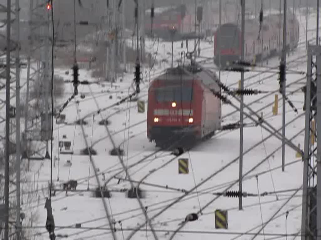 Diese BR 101 rangiert in Berlin Lichtenberg am 23.01.2010 in Richtung B9 zur ausfahrt nach Rummelsburg