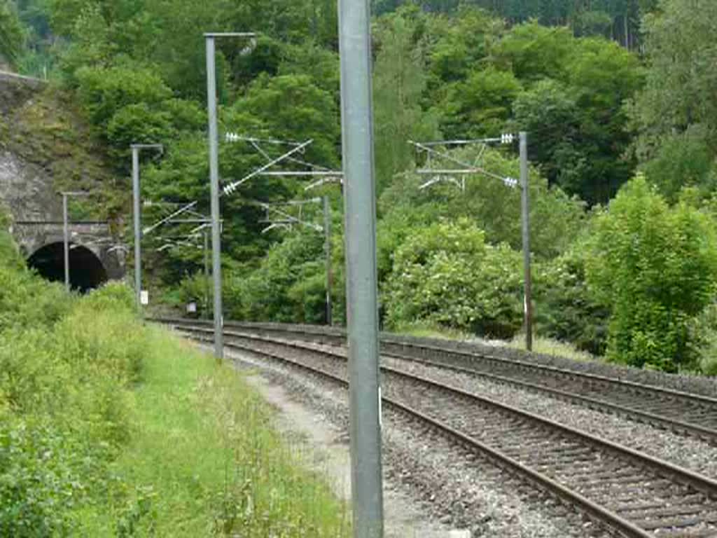 Diesellok 1604 mit Wegmannwagen in der Nhe von Kautenbach in Richtung Troisvierges am 12.06.2010