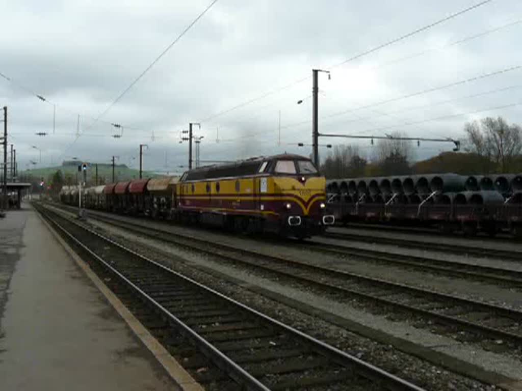 Diesellok 1805 bei der Abfahrt mit einem kurzen Gterzug im Bahnhof Ettelbrck. 06.11.09