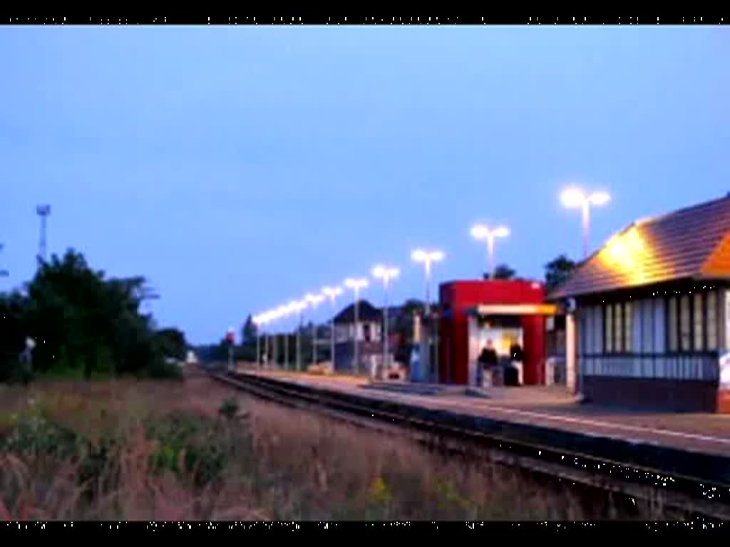 Diesellok BR 218 453-9 der DB AG mit RE 21603 kommt von Kiel ber Lbeck und Schnberg nach Grevesmhlen, um anschlieend nach Bad Kleinen weiter zu fahren. Hier ihr Ankommen, Halt und Ausfahrt im Bahnhof Grevesmhlen Bf am 14.08.2009 morgens um 5:35 Uhr.