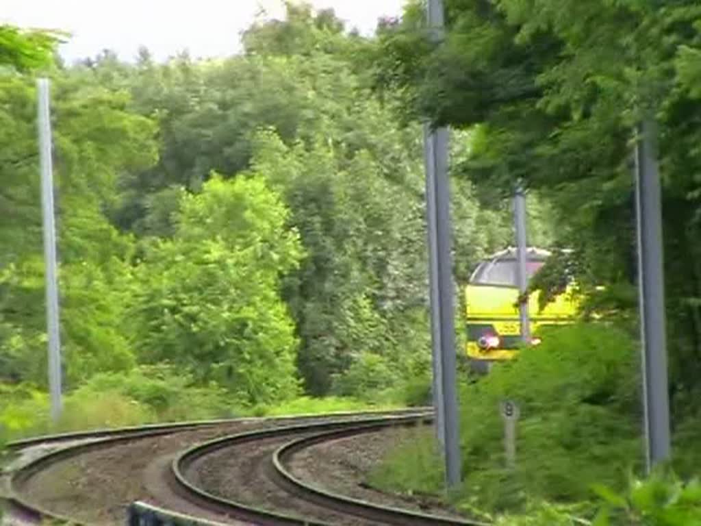 Dieselsound. SNCB-Loks 5517 und Schwesterlok unterwegs mit einem Gterzug in Richtung Aachen-West. Dieses Video wurde am 20/07/2008 im Wald bei Moresnet aufgenommen. Man sieht, dass die Masten zur Elektrifizierung dieses letzten Stcks der Montzenroute bereits stehen.