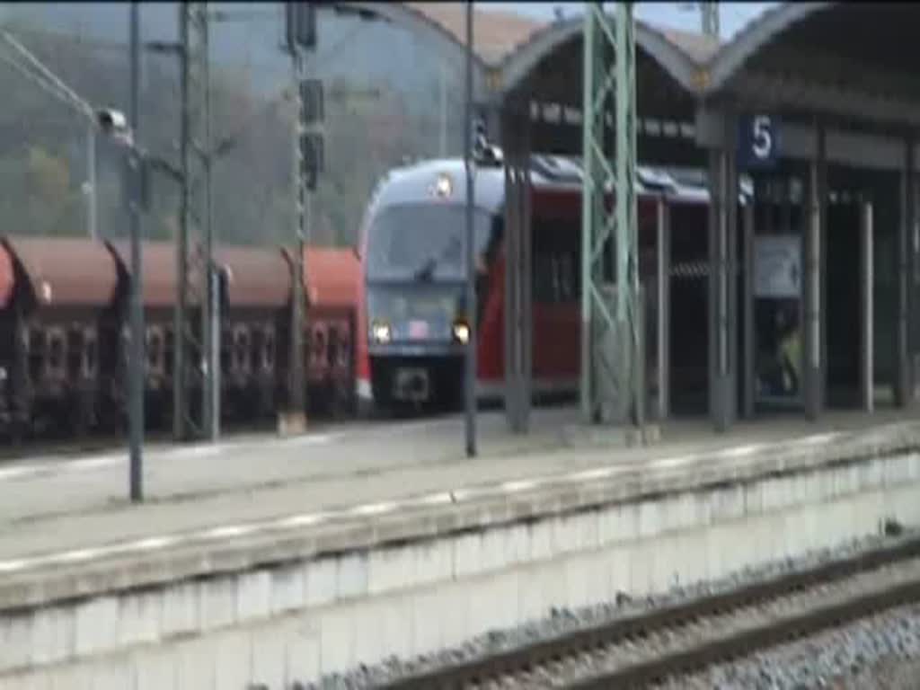 Dieser Desiro verlässt gerade den Bahnhof Saalfeld (Saale) auf Gleis 6 zur Fahrt nach Leipzig Hbf. (24.10.2009)