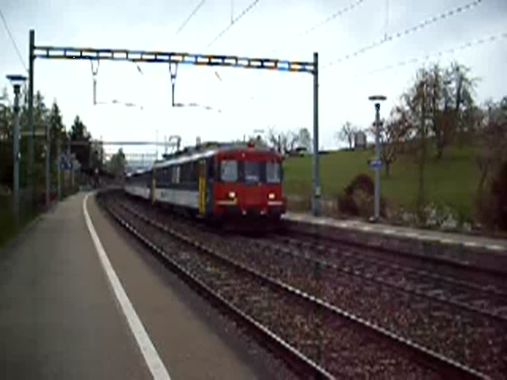 Dieser Film zeigt mal wieder das Problem der Zrcher S-Bahn auf, viel zu wenig Rollmaterial, und darum kommt immer wieder altes Rollmerial zum Einsatzt. Hier die S15 im S-Bahnhof Urdorf Weihermatt.