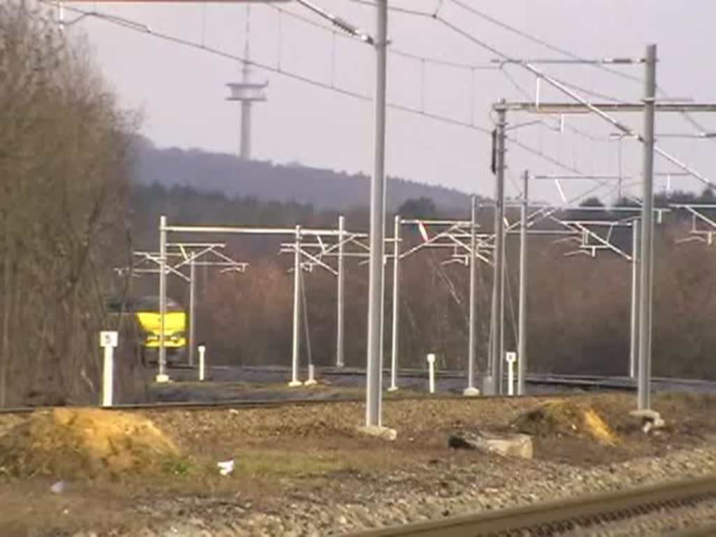 Dieses Video entstand am 13. Dezember 2008 vor dem Viadukt von Moresnet, also am letzten Tag vor dem Fahrplanwechsel, der gleichzeitig das Ende des Verschiebebahnhofs von Montzen bedeutete. Die Zge fuhren an diesem Tag laut hupend in den Bahnhof Montzen ein. Die deutschen Baureihen 225 und 241 hatten an diesem Tag ihre letzten Fuhren auf der Montzenroute, und die belgische Serie 55 (hier 5526 und 5507 mit einem Kesselwagenzug)kam nur noch bis zum Frhjahr 2009 zum Einsatz. Wie hier zu erkennen ist, war die Elektrifizierung des letzten Teilstcks bis zur deutschen Grenze vollendet und damit der Weg frei fr die neuen Traxx-Maschinen der Cobra.