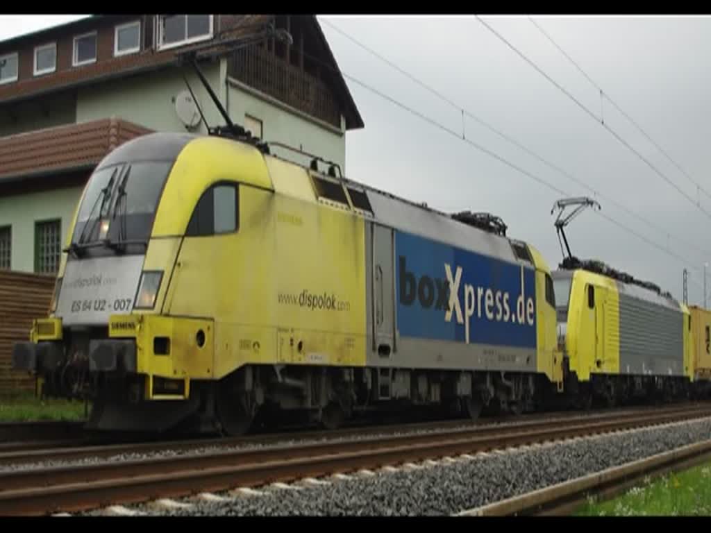 Dispo-Doppel: ES64 U2-007 und eine Dispo 189er ziehen gemeinsam einen Containerzug durch Ludwigsau Friedlos gen Sden. Aufgenommen am 23.07.2010 