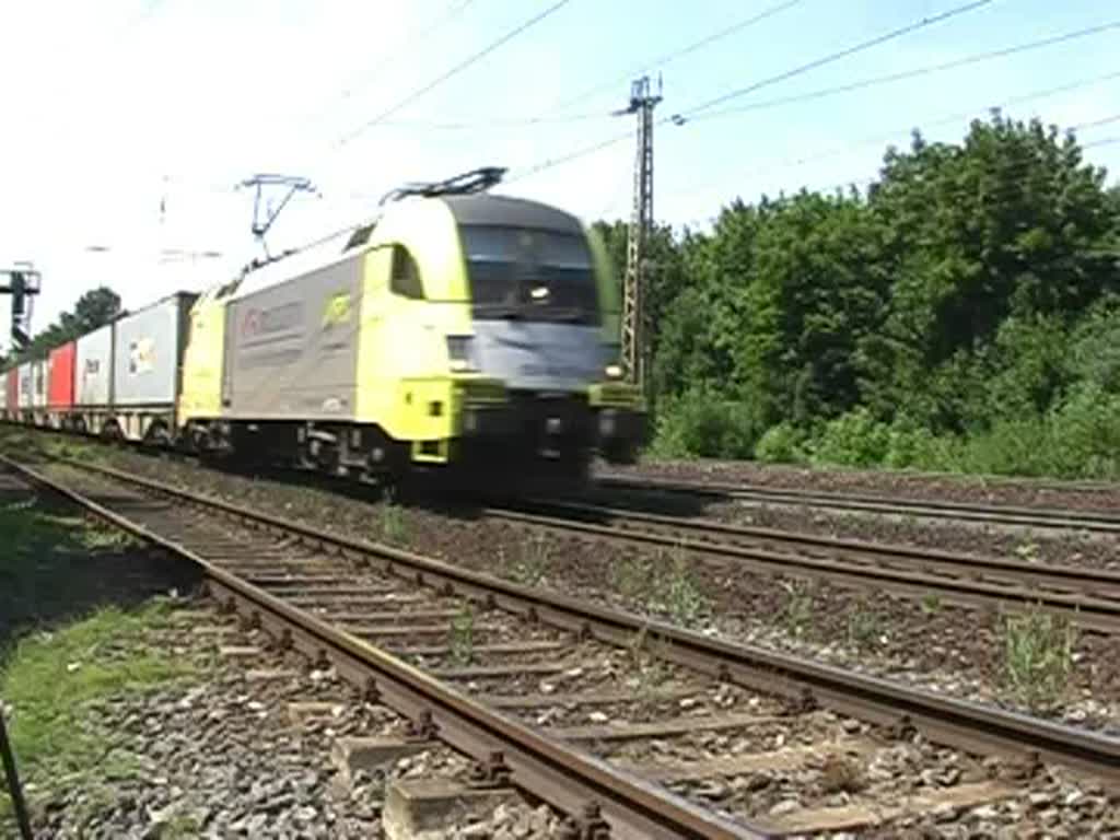 Dispolok ES 64 U2 - 011, welche fr TXLogistik fhrt,  erreicht mit einen Containerzug die Stadt Frth / Bayern am 30. Juli 2008 aus Richtung Wrzburg kommend. 