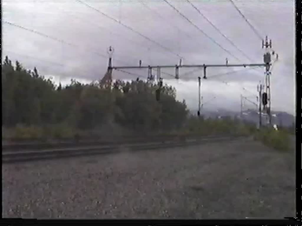 Dm3 1246/1247/1248 Oskar mit Erzzug nach Narvik am 3. September 1992 bei der Einfahrt in Bjrkilden. Leider hat es geregnet, so konnten die Tropfen auf der Linse nicht verhindert werden. Die Lok Oskar war seinerzeit die einzige Dm3 in der neuen Farbgebung der SJ.