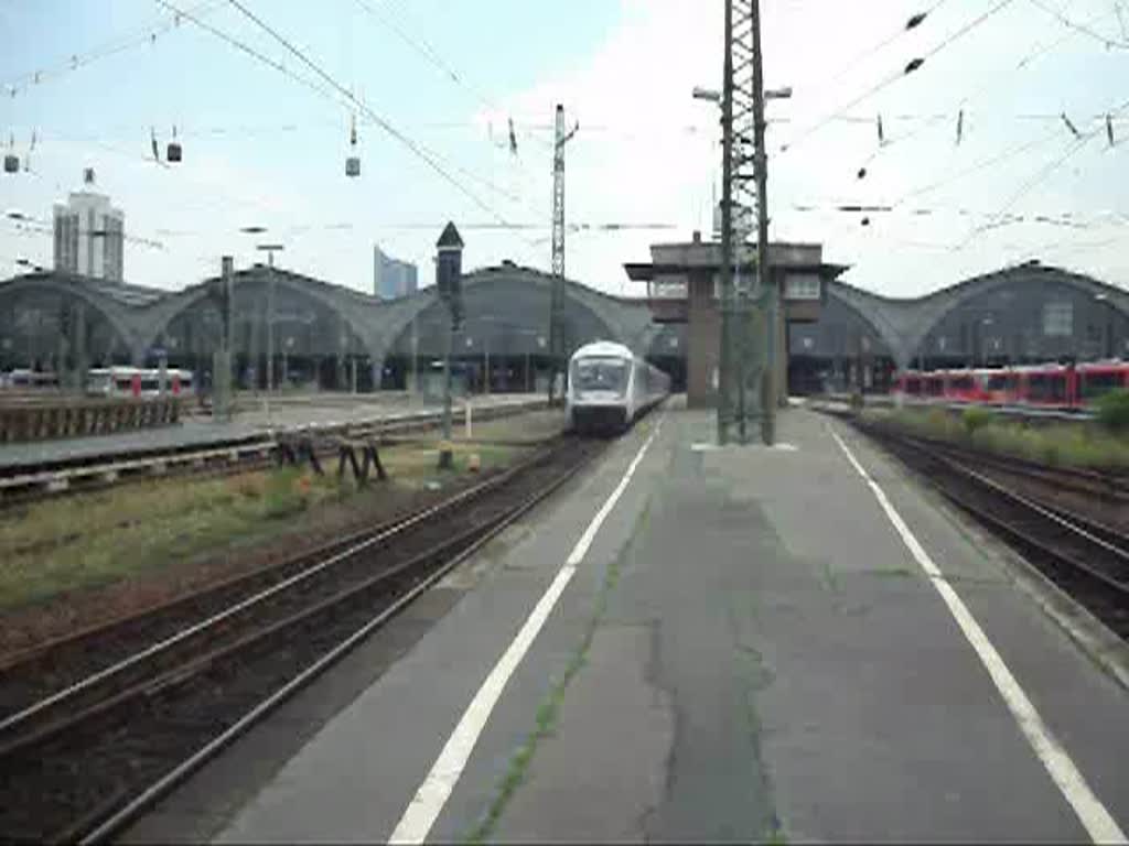 Doppelausfahrt am 27.7.10 im Leipziger Hbf. IC 2032 nach Oldenburg(Oldb) mit 101 029 und MRB87496 nach Delitzsch. Es hmmert so im Hintergrund weil ein Bagger Stahlbetonsteine zerklopfte.