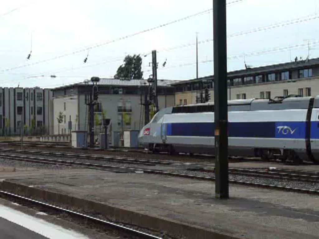 Doppeleinheit bestehend aus einem TGV Atlantique/Rseau und einem TGV POS verlsst am 22.06.08 den Bahnhof von Metz in Richtung Paris.