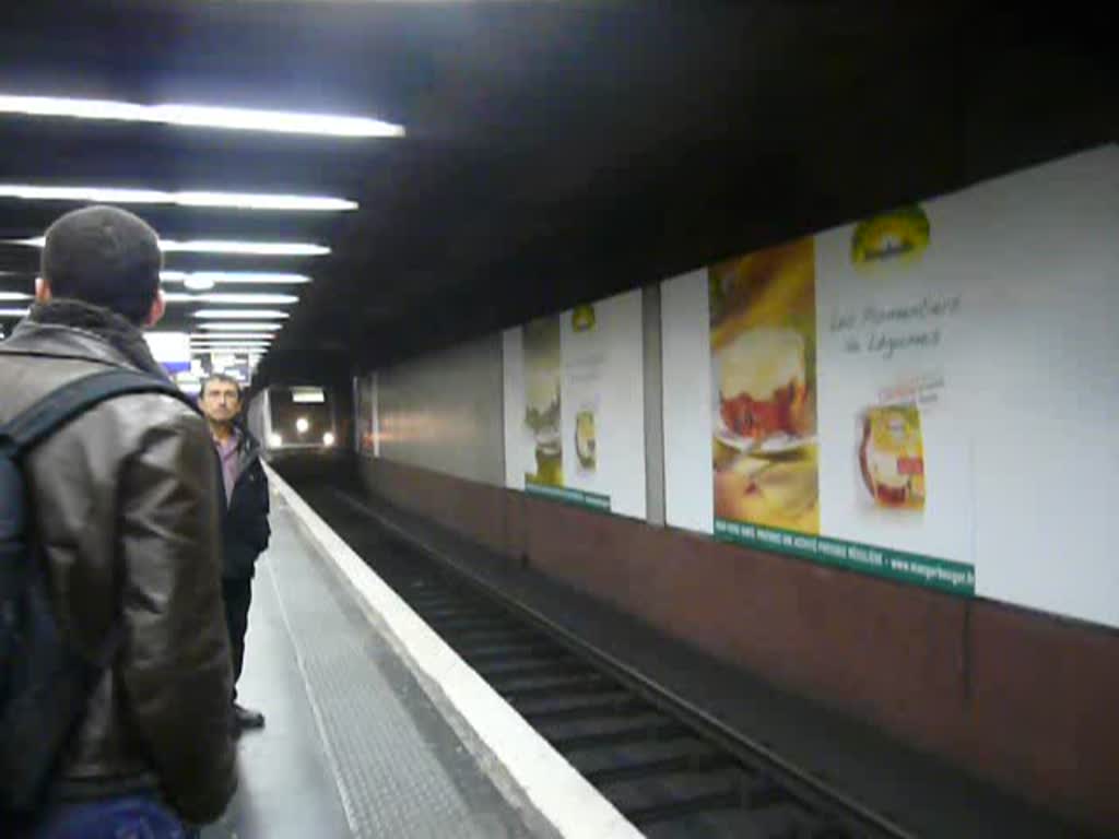 Doppelstocktriebwagen der RER Linie A nach Marne-la-vallee (Disneyland) im unterirdischen bereich des Gare de Lyon am 25.2.2008.