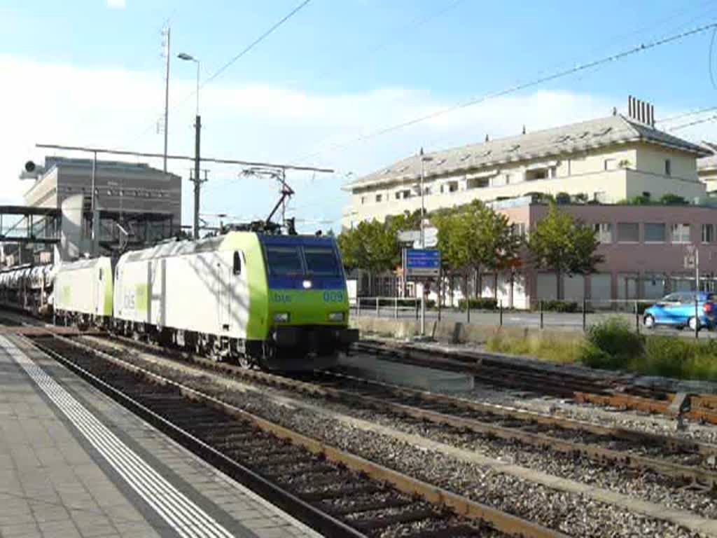 Doppeltraktion BLS 485 008 & 485 009 bei der Ausfahrt aus Spiez in Richtung Ltschberg mit einem Autozug mit Neuwagen. 29.07.08 