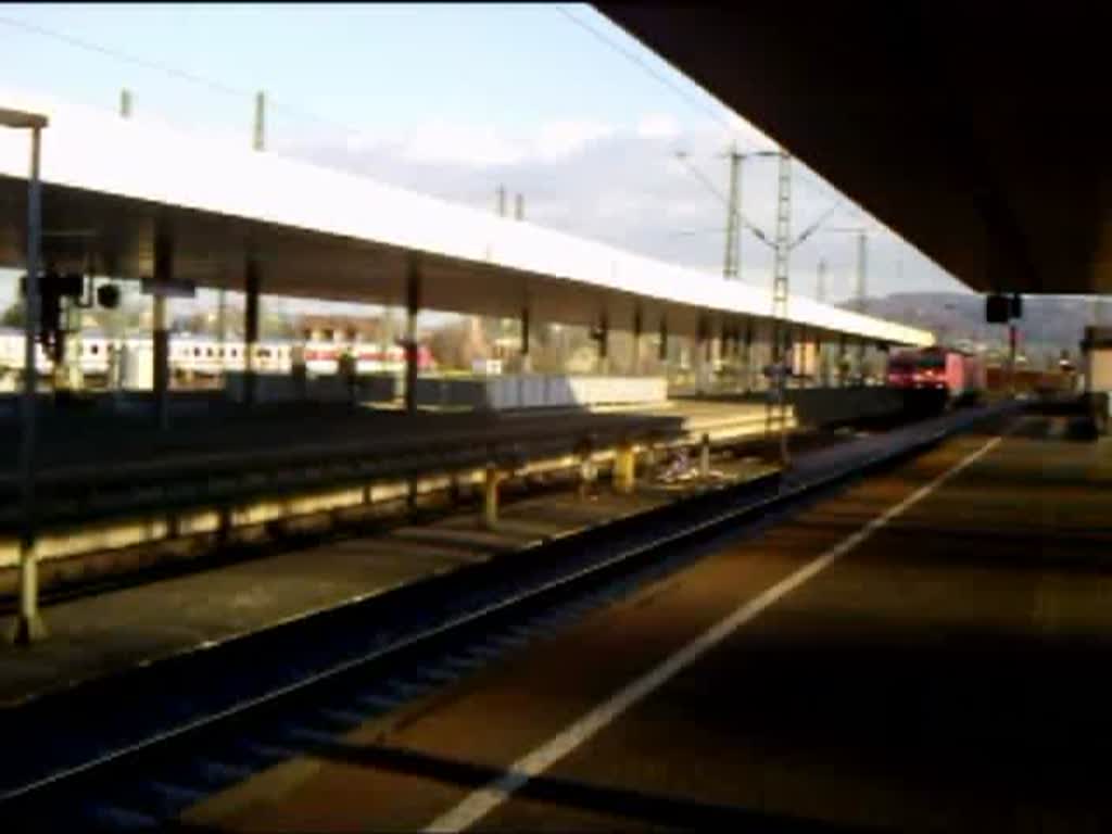 Doppeltraktion Br 185 (mit eingeschaltetem Fernlicht) fahren mit ihrem Tonerde-Ganzzug in Basel Bad Bf ein. Gleichzeitig kommt ein ICE 1 aus Berlin-Ostbahnhof nach Basel SBB. 18.03.08