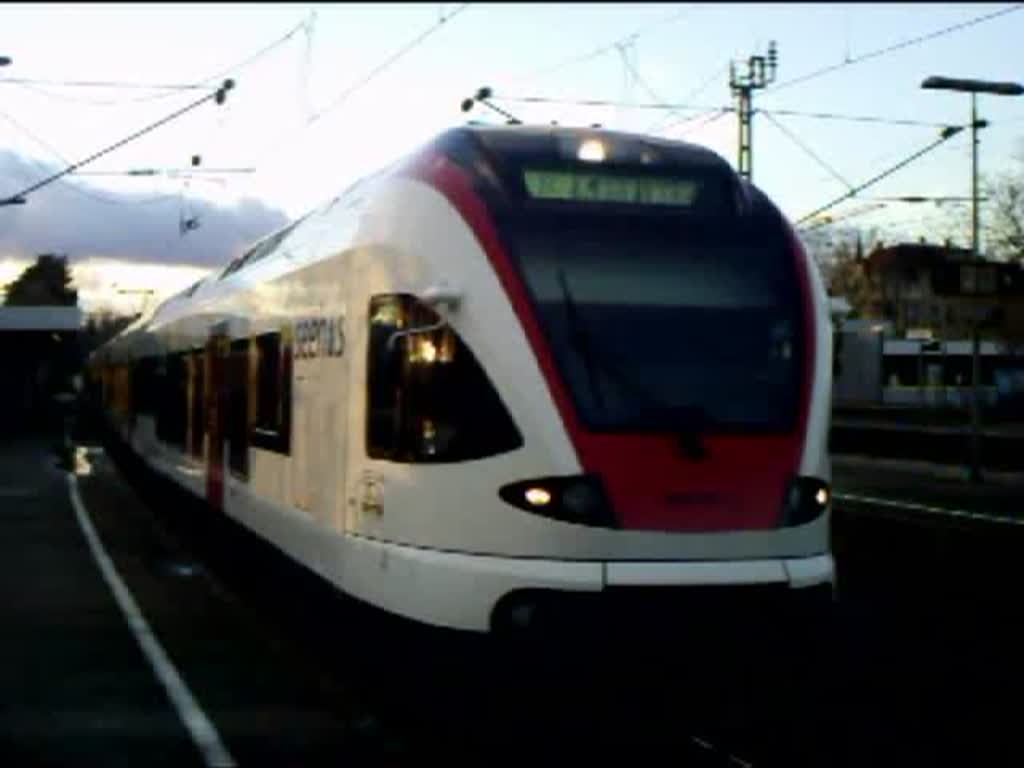 Doppeltraktion RABe 526  Flirt  als SBB 36545 Engen - Konstanz (Seehas - Linie) bei der Abfahrt in Radolfzell. (Jetzt in hherer Auflsung)