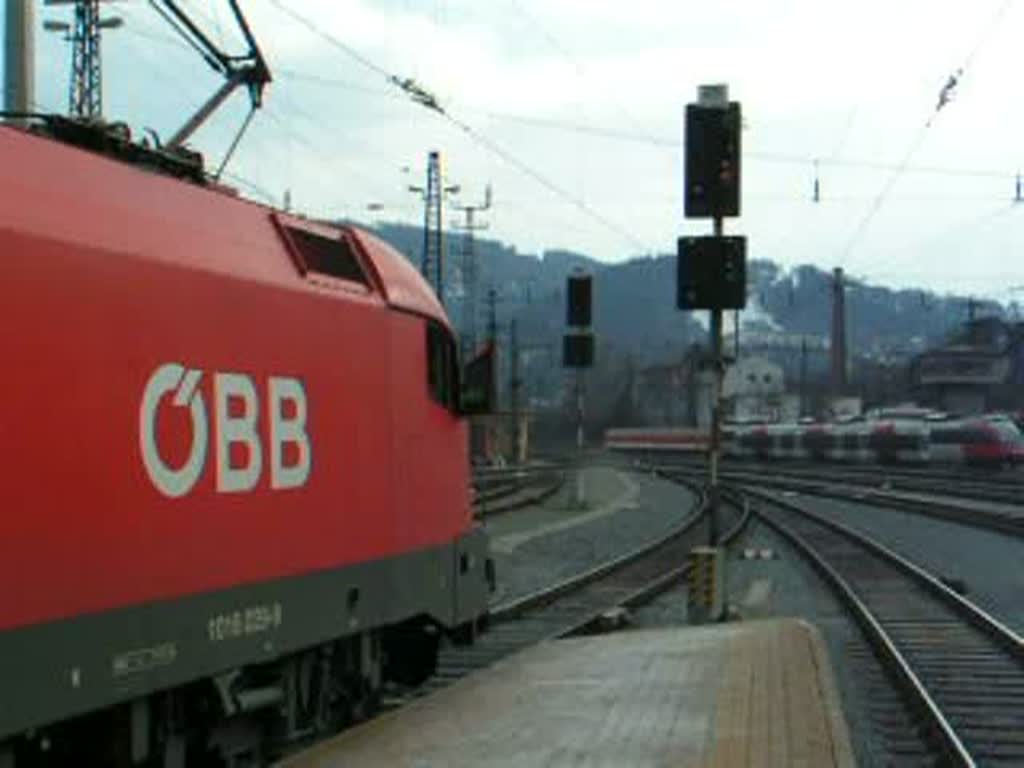 Doppeltraktion Taurus mit langem Personenzug bei der Ausfahrt aus dem Bahnhof von Innsbruck am 08.03.08 um 14 Uhr 45. E-Loks 1016 029-9 und 1216 235-2.