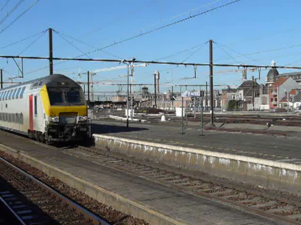 Doppelzug, bestehend aus 2 Loks der BR 27 mit M6 Dostos, macht sich in Gent St.Pieters auf den Weg ber Brssel nach Landen, wo er getrennt wird. 14.02.2009  