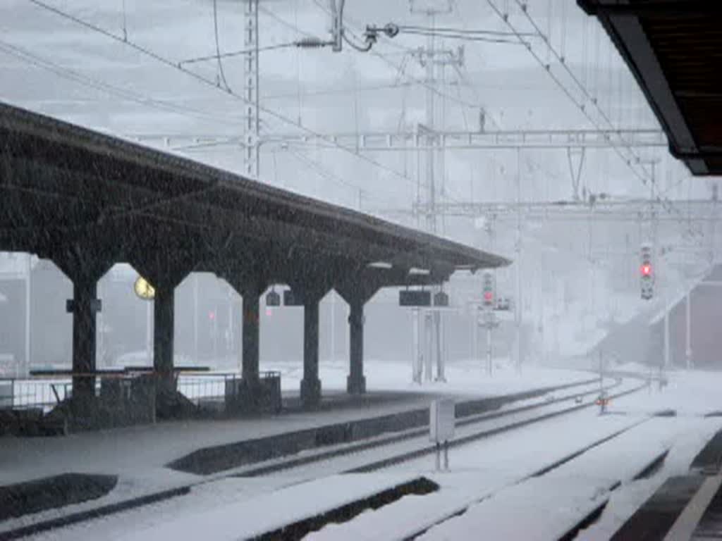 Dreimal schon fuhr ich an IHM vorbei, leider sass ich jedesmal im Zug und fr ein Foto oder ein Film htte es nicht gereicht.Doch am 22.01.2007 kam ER an mir vorbei. Die Rede ist vom neuen ETR 610, den ich nun endlich erwischt habe und hier durch Gschenen fhrt. 