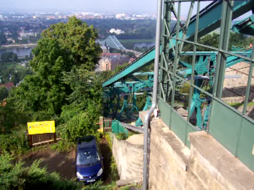 Dresden: Die Hngeseilbahn fhrt in die Bergstation  Oberloschwitz  (Loschwitzer Hhe) ein.