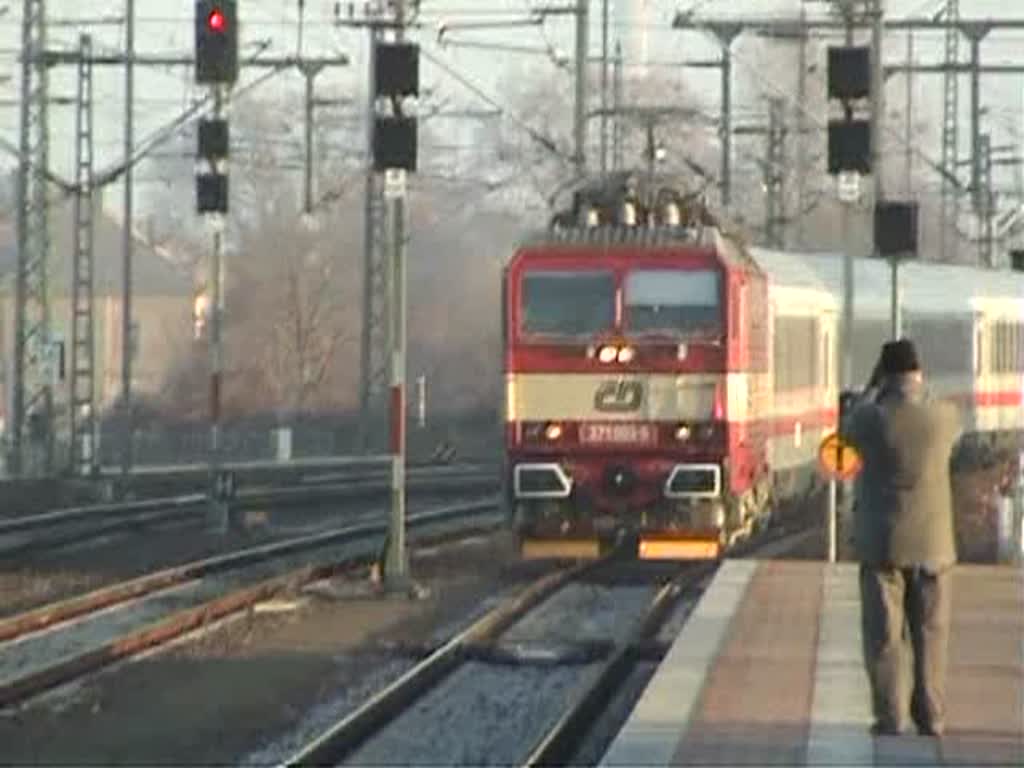 Dresden, Hbf: Einfahrt eines EuroCity aus Prag mit einer tschechischen Zweisystem-Lok